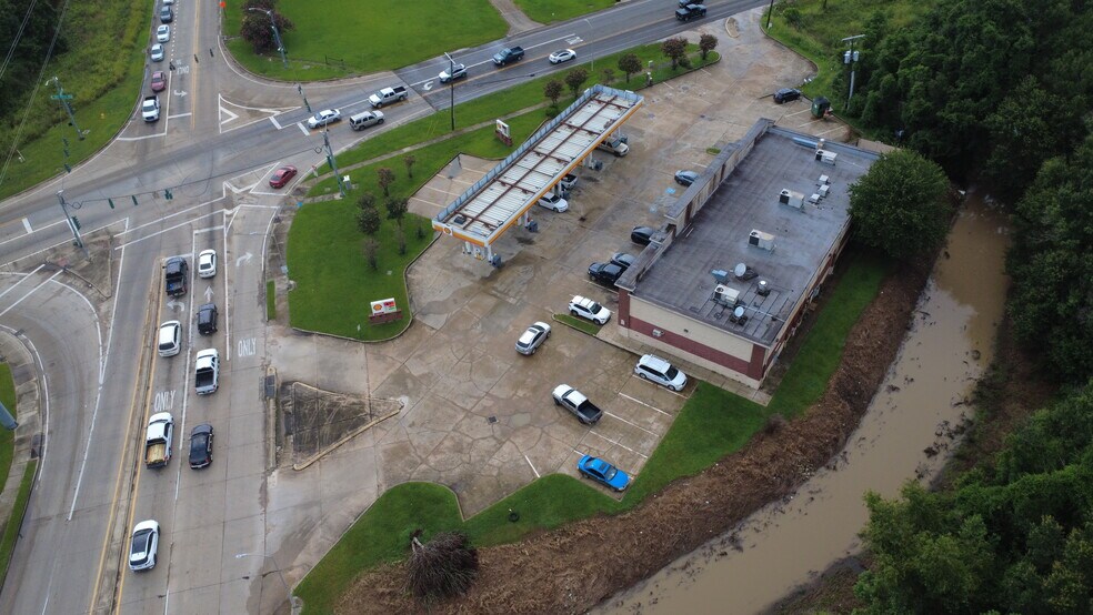 More Photos Of 2700 N University Ave, Lafayette Service Station For Lease