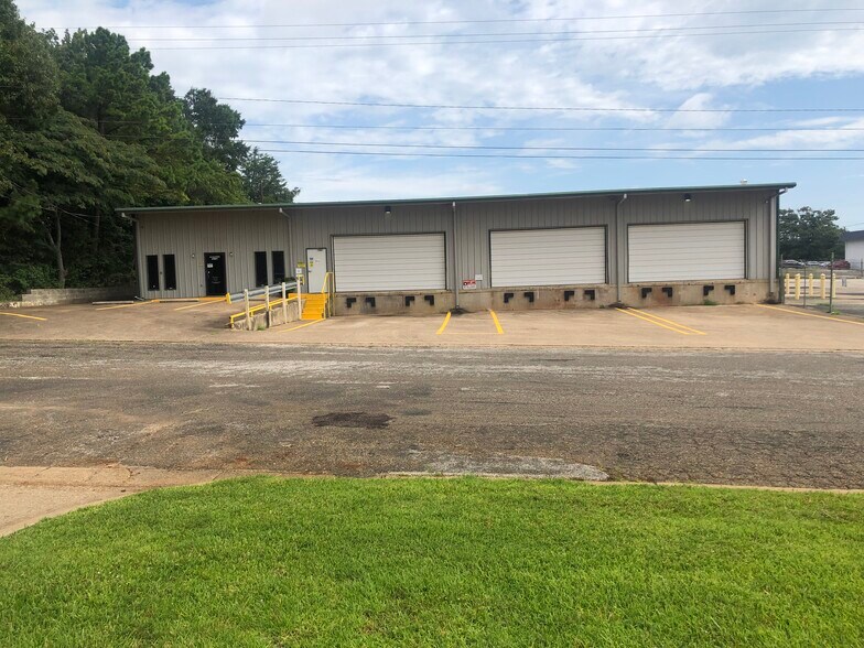 Primary Photo Of 2107 Broussard St, Tyler Warehouse For Lease