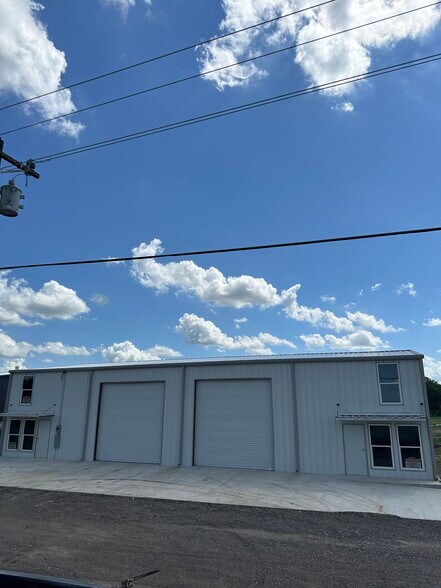 More Photos Of 4072 Old Lorena Rd, Lorena Light Manufacturing For Lease