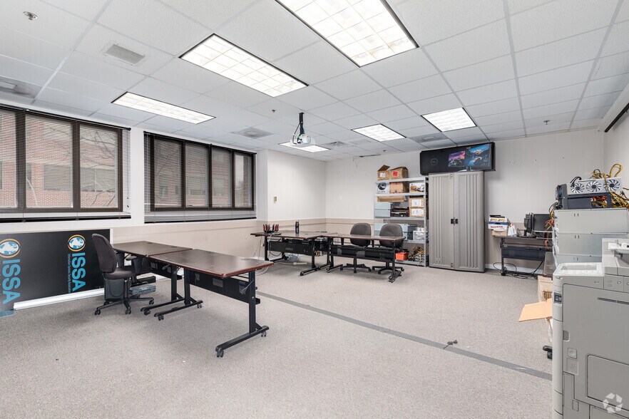 More Photos Of 1964 Gallows Rd, Vienna Office For Sale