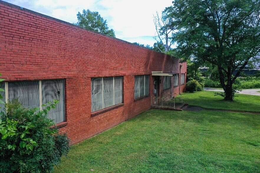 More Photos Of 2414 N Brevard St, Charlotte Warehouse For Lease