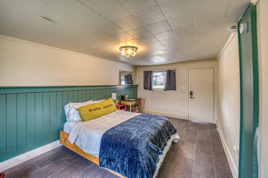 More Photos Of 208 Court St, Jasper Hotel For Sale