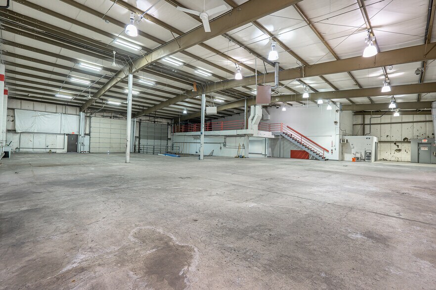 More Photos Of 480 SE Market St, Portland Distribution For Sale