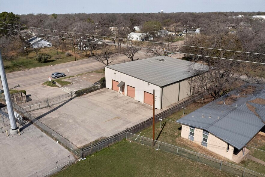 More Photos Of 2620 Carson St, Haltom City Light Distribution For Lease