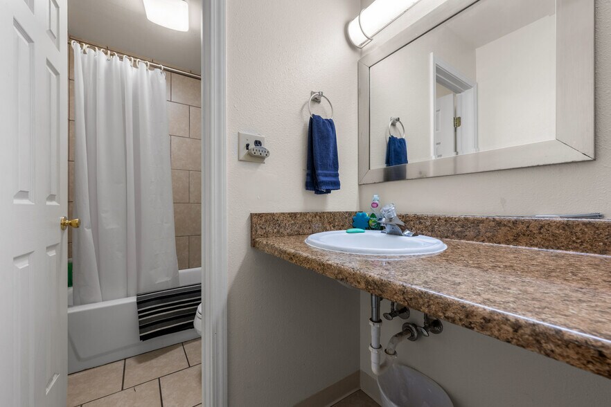 More Photos Of 416 State St, Trinidad Flex For Sale
