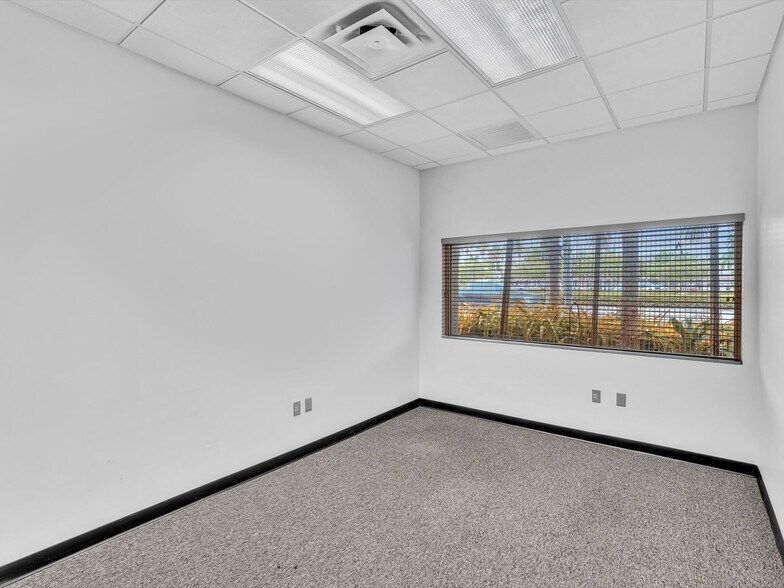 More Photos Of 2200 N University Dr, Sunrise Warehouse For Lease