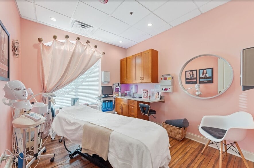 More Photos Of 230 E Ogden Ave, Hinsdale Medical For Sale