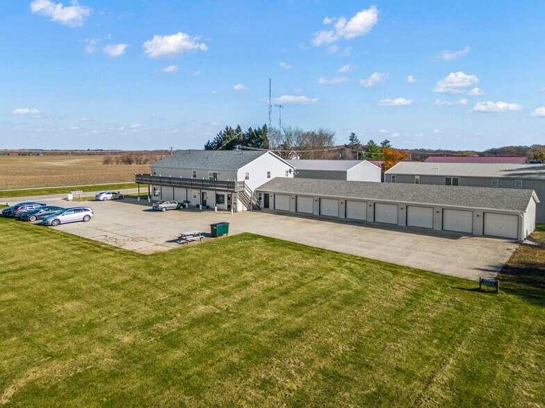 More Photos Of 645 E Lasalle St, Somonauk Showroom For Lease