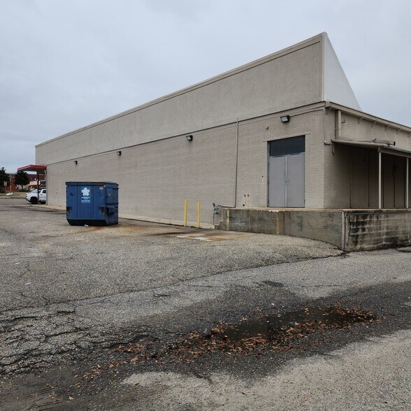 More Photos Of 101 W Cumming Ave, Opp Freestanding For Lease