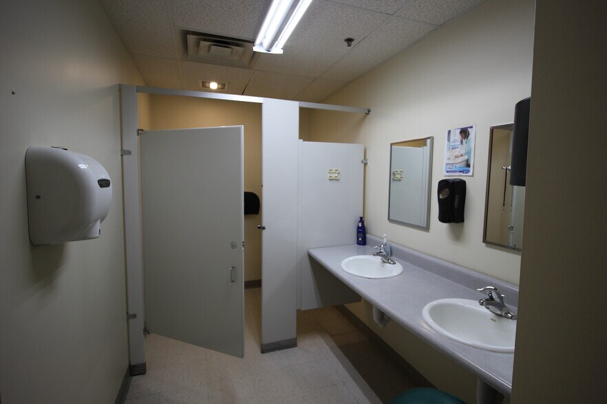 More Photos Of 30 Boston Ct, Essex Junction Warehouse For Lease