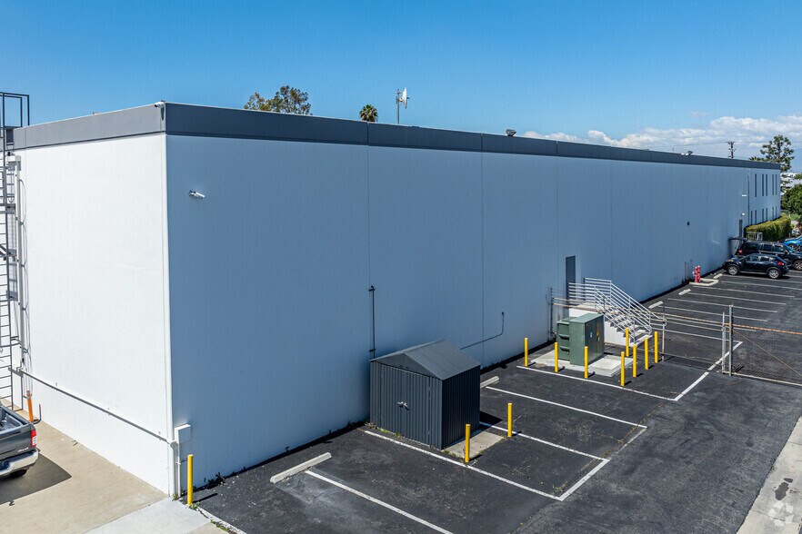 More Photos Of 13220 Molette St, Santa Fe Springs Distribution For Lease