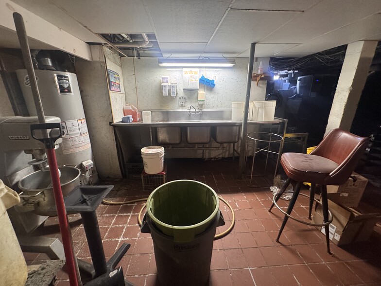 More Photos Of 1705 Columbus Ave, Bay City Restaurant For Sale