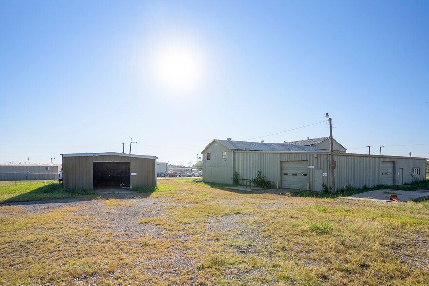 More Photos Of 600 W Cherry St, Cushing Warehouse For Lease