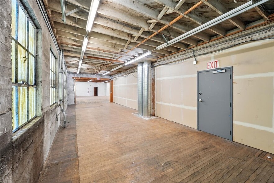 More Photos Of 2975 NE Sandy Blvd, Portland Storefront For Sale