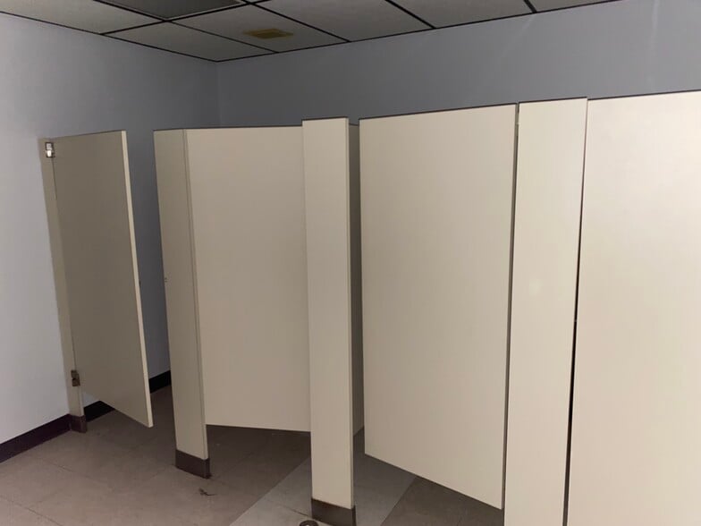 More Photos Of 1535 N Cogswell St, Rockledge Warehouse For Lease