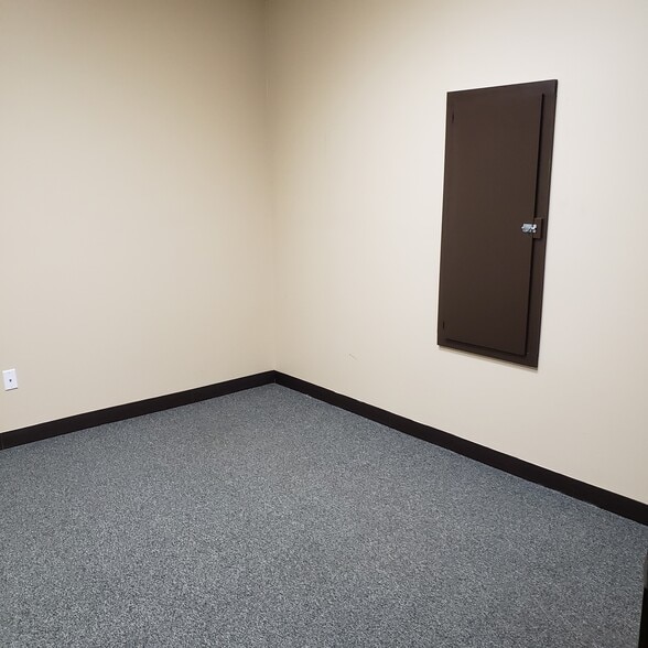 More Photos Of 554 Anderson Dr, Romeoville Warehouse For Lease