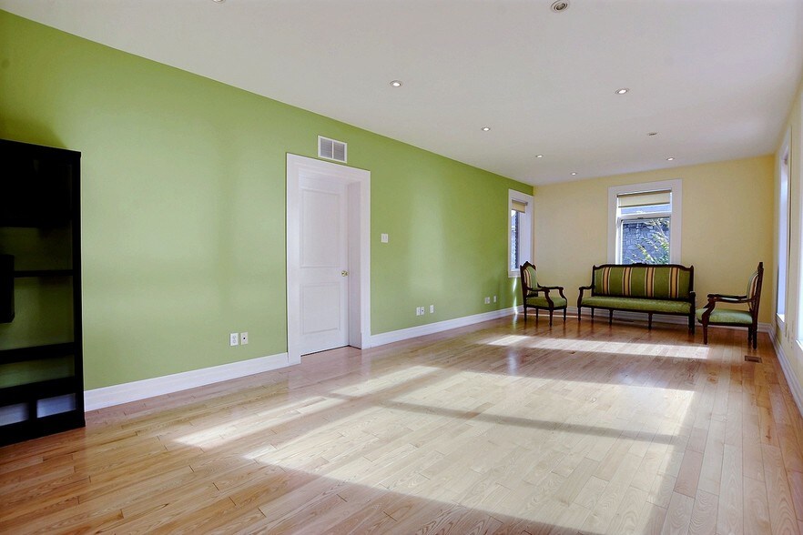 More Photos Of 510-512 Décarie Boul, Saint-Laurent Loft Creative Space For Sale