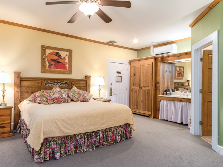 More Photos Of 86 Lily Pad Ln, Flat Rock Hotel For Sale