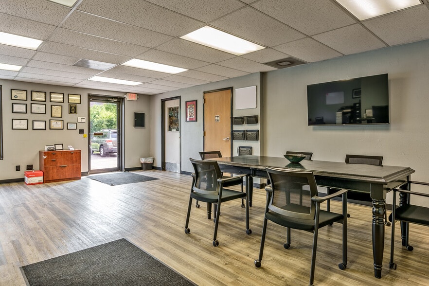 More Photos Of 415 N 3rd St, Rockford Light Distribution For Sale