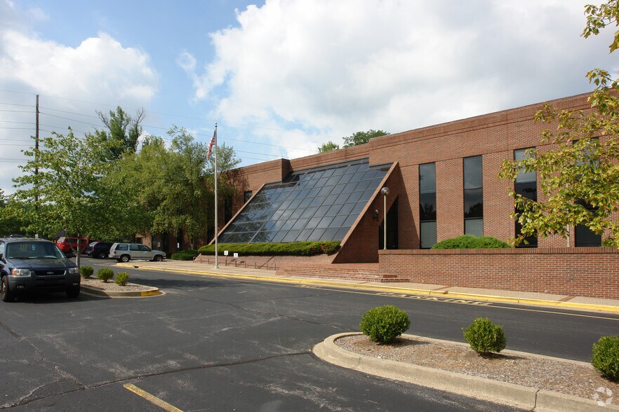 More Photos Of 9911 Shelbyville Rd, Louisville Office For Sale