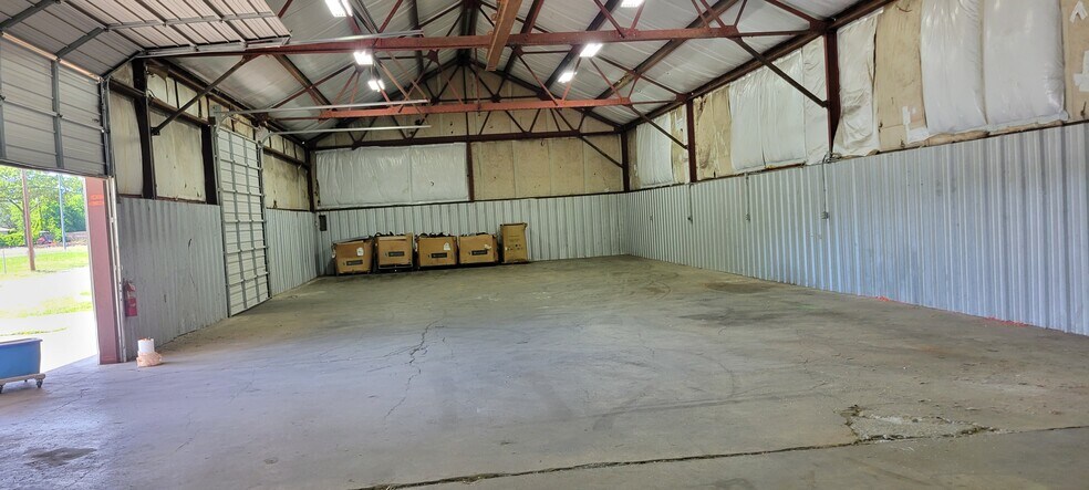 More Photos Of 2820 E Marshall Ave, Longview Light Manufacturing For Lease