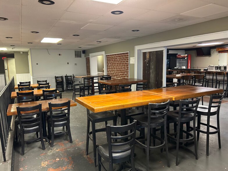 More Photos Of 321 N Main St, Hendersonville Restaurant For Lease