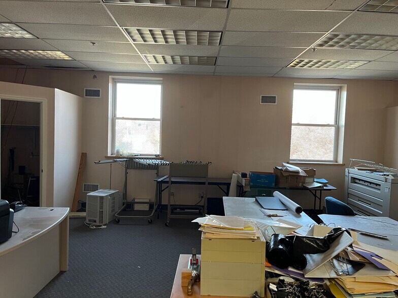 More Photos Of 100 Hinsdale St, Brooklyn Warehouse For Lease