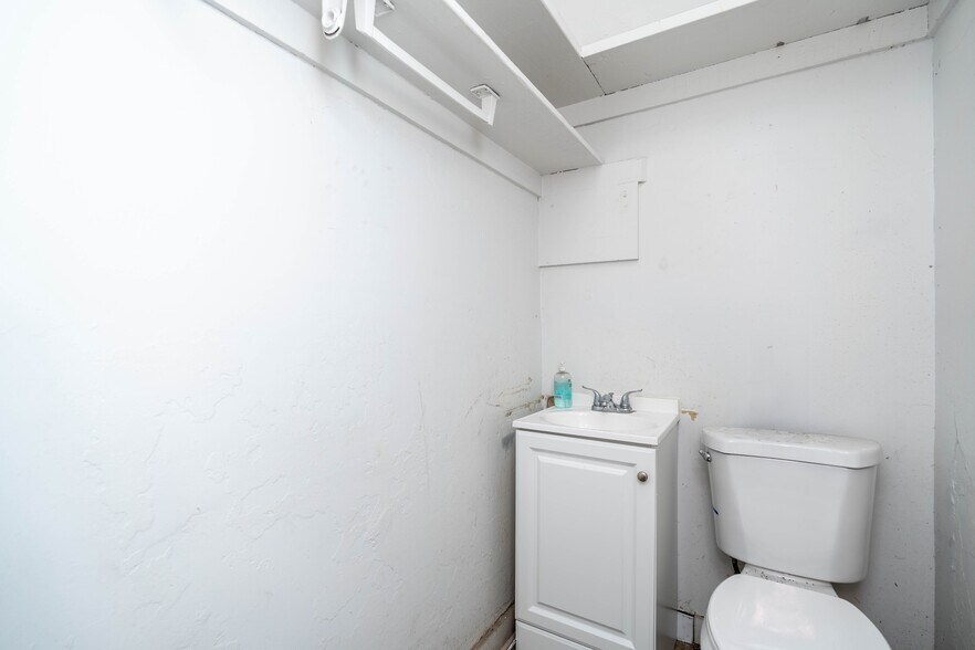 More Photos Of 425 E 58th St, Los Angeles Warehouse For Lease