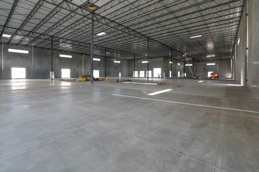 More Photos Of 260 W Exchange Pky, Allen Showroom For Sale