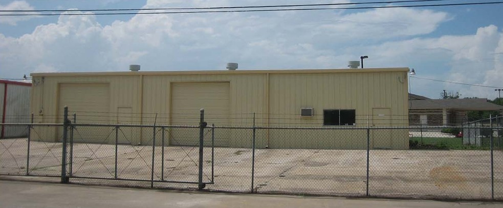 Primary Photo Of 2407B S Houston Ave, Humble Warehouse For Lease