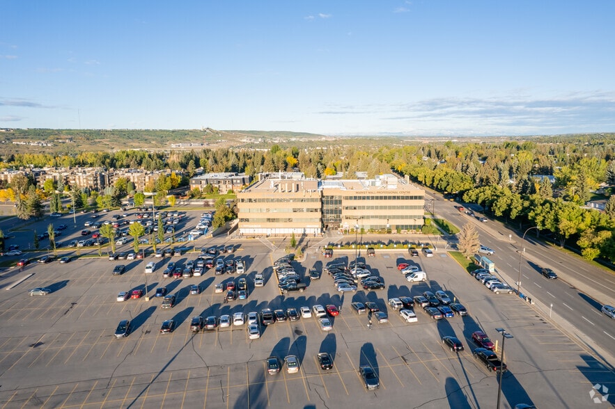 More Photos Of 4935 40th Ave, Calgary Medical For Lease