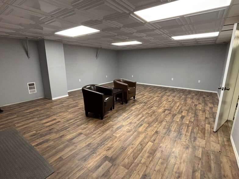 More Photos Of 700 S Stemmons Fwy, Sanger Flex For Lease
