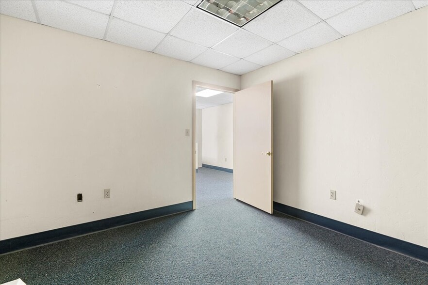 More Photos Of 1001 NE Waldo Rd, Gainesville Office For Sale