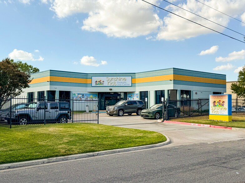 Primary Photo Of 9127-9131 King Arthur Dr, Dallas Light Manufacturing For Sale