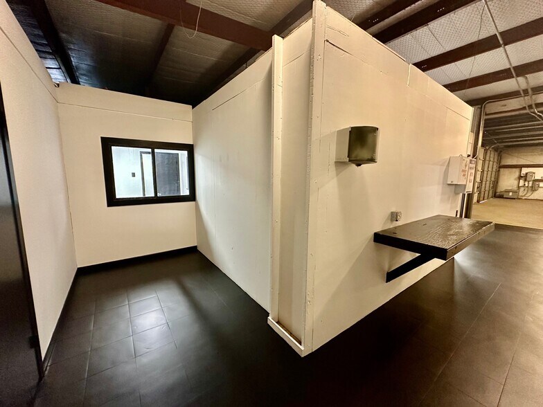 More Photos Of 210 Gravel St, Seguin Warehouse For Lease