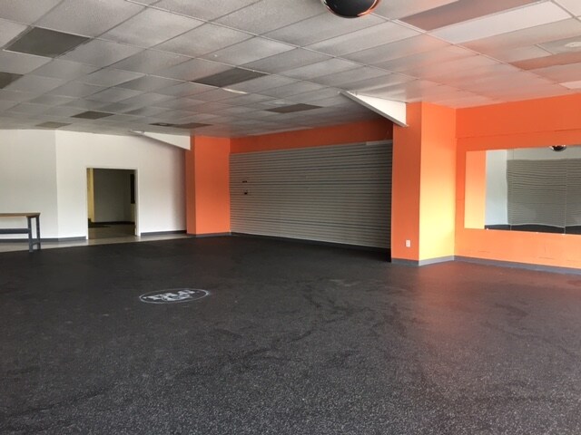 More Photos Of 1080 N Cobb Pky, Marietta Freestanding For Lease