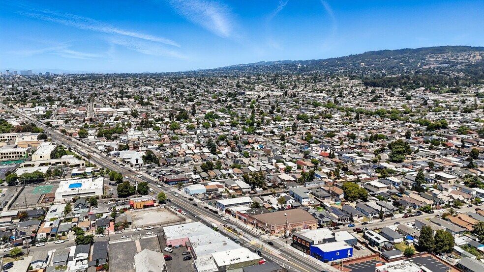 More Photos Of 7134 International Blvd, Oakland Showroom For Sale