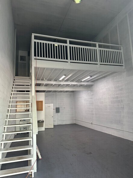 More Photos Of 964 Service St, West Palm Beach Warehouse For Lease