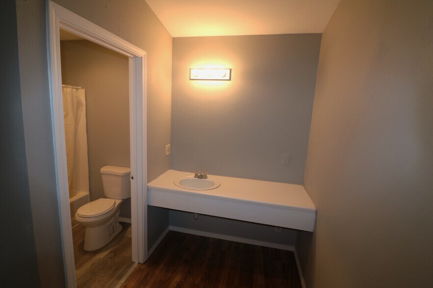 More Photos Of 127 Pacific Ave, Glendale Hotel For Sale