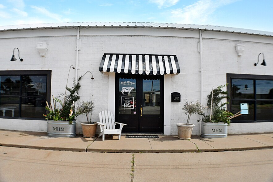 More Photos Of 1002 Main St, Friona Storefront For Sale