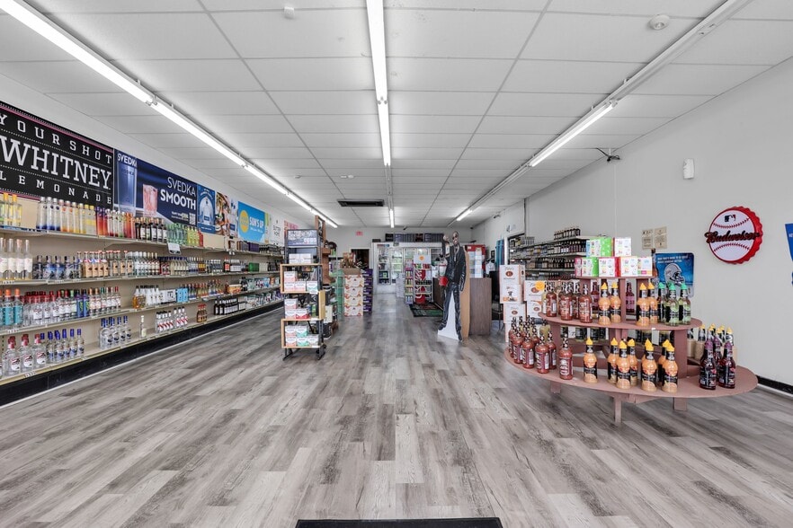 More Photos Of 105-149 W Hendry St, Hinesville Storefront For Lease