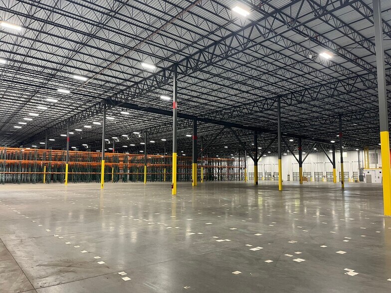 More Photos Of 6525 Mall Blvd, Union City Warehouse For Lease