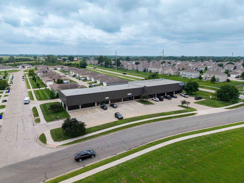 More Photos Of 800 Creekside Dr, Gardner Showroom For Sale
