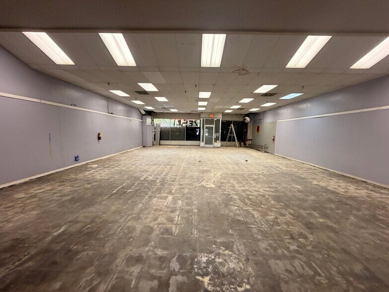 More Photos Of 5645 Hollywood Blvd, Hollywood Storefront For Lease