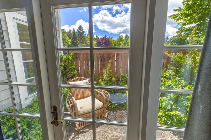 More Photos Of 240 E California St, Jacksonville Hotel For Sale