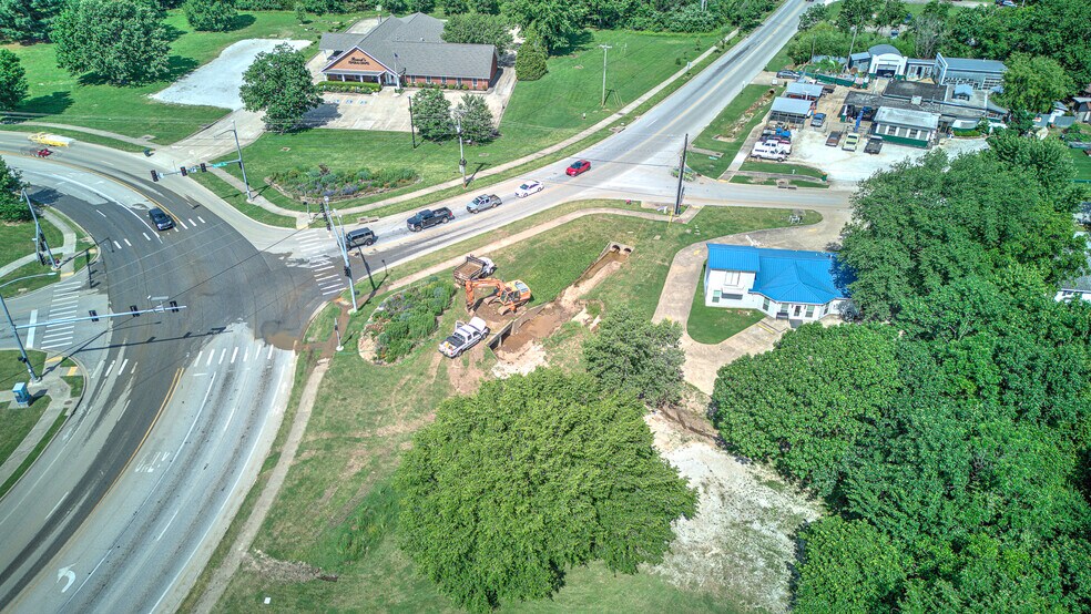 More Photos Of 778 S Happy Hollow Rd, Fayetteville Freestanding For Sale