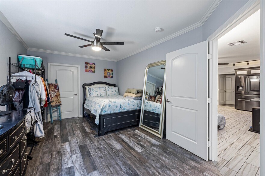 More Photos Of 902 51st St, Galveston Light Manufacturing For Sale
