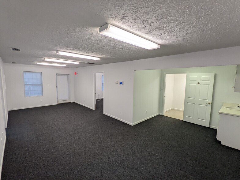 More Photos Of 389 Farmer Ct, Lawrenceville Light Distribution For Lease