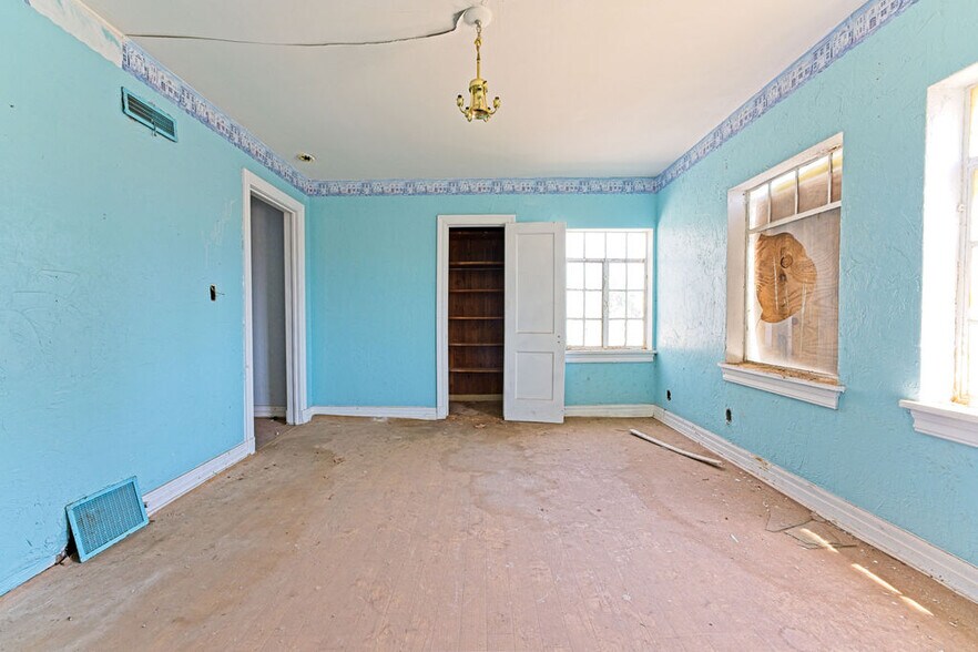 More Photos Of 400 SW 28th St, Oklahoma City Specialty For Sale