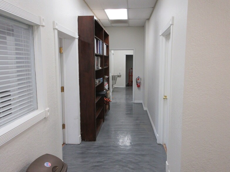 More Photos Of 15445 N Nebraska Ave, Lutz Warehouse For Lease